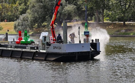 Fahrwassertonnen auf dem Wasser, Archivfoto; Binnenschifffahrt bei großer Trockenheit mit staatlichem Bedarf.