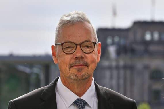 Peter Bofinger (Archiv): SPD-Schwerarbeitspension nach österreichischem Modell für Deutschland wird kritisiert.