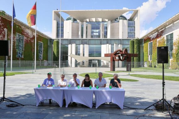 Pressekonferenz vor dem Bundeskanzleramt: Bündnis stellt Fünf-Punkte-Plan gegen Klimakrise und Hitze vor.