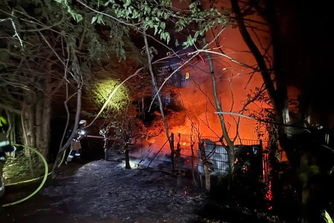 Bremerhavener Feuerwehr verhindert Brandausbreitung auf Villa