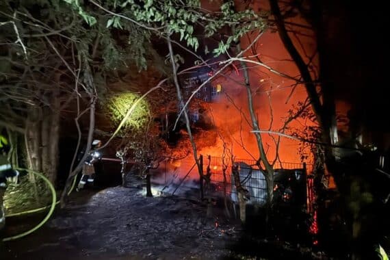 Feuerwehr im Einsatz in Bremerhaven, brennender Pavillon im Garten einer Villa am Bürgermeister-Martin-Donandt-Platz.