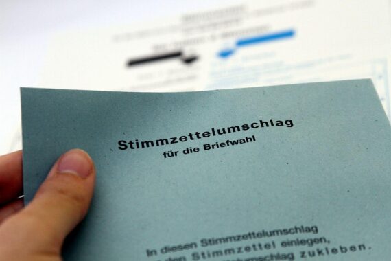 Stimmzettelumschlag für die Briefwahl (Archiv): Stadt Halle doppelt versandte Unterlagen, ungültig gesetzt.