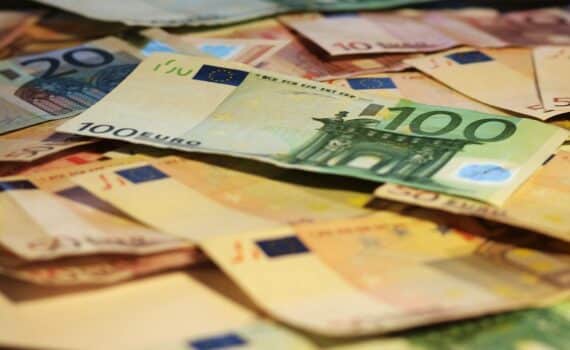 Euro-Banknoten (Archiv) im Bildhintergrund; Hinweis auf staatliche KI-Gigafactory-Finanzierung in Deutschland.