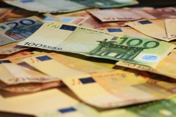 Euro-Banknoten (Archiv) im Bildhintergrund; Hinweis auf staatliche KI-Gigafactory-Finanzierung in Deutschland.