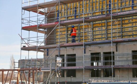 Bauarbeiter auf Baustelle (Archiv); Berliner Regierung plant Bundeswohnungsbaugesellschaft mit 100.000 Wohnungen/Jahr.
