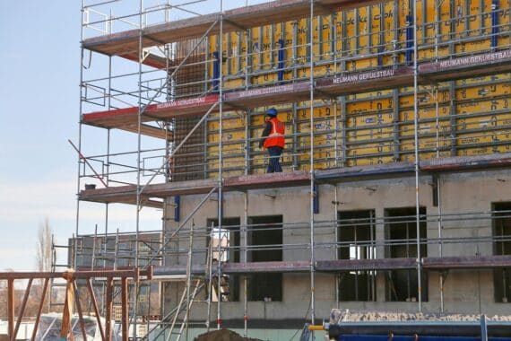 Bauarbeiter auf Baustelle (Archiv); Berliner Regierung plant Bundeswohnungsbaugesellschaft mit 100.000 Wohnungen/Jahr.