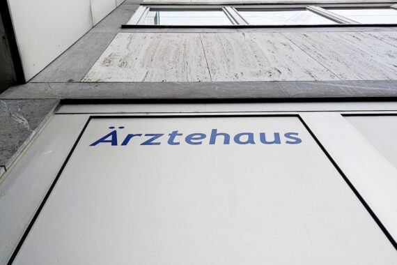 Ärztehaus (Archiv): Klaus Reinhardt fordert Malus für Patienten ohne Hausarzt-Zugang zur Primärversorgung.