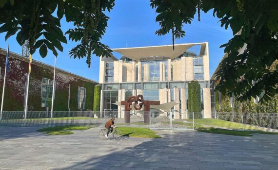 Bundeskanzleramt in Berlin: Hinweis, dass die Faxnummer abgeschaltet wurde – Sicherheitsgründe, keine öffentliche Begründung.