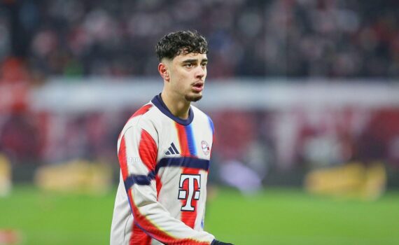 Bayern-Star Aleksandar Pavlović hält Archiv-Posterball; daneben FC Bayern gegen VfB Stuttgart 5:1.
