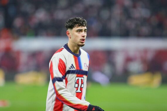 Bayern-Star Aleksandar Pavlović hält Archiv-Posterball; daneben FC Bayern gegen VfB Stuttgart 5:1.