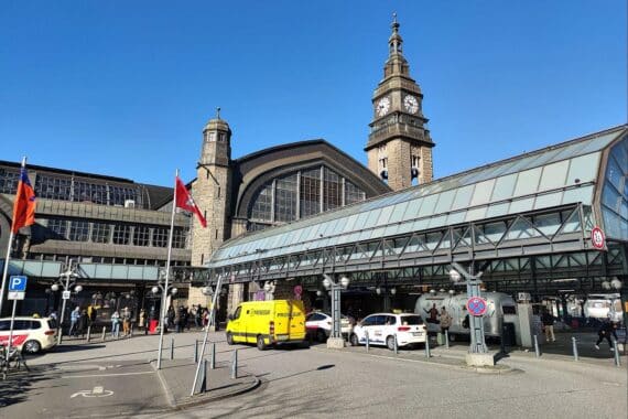 Hamburg Hauptbahnhof (Archiv): Gesuchter 27-Jähriger stellt sich der Bundespolizei, Haftbefehl.