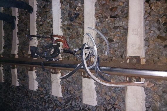 Überfahrenes Fahrrad auf den Gleisen, Einsatzkräfte sichern Spuren; beschädigter Bahnzug in Thüringen.