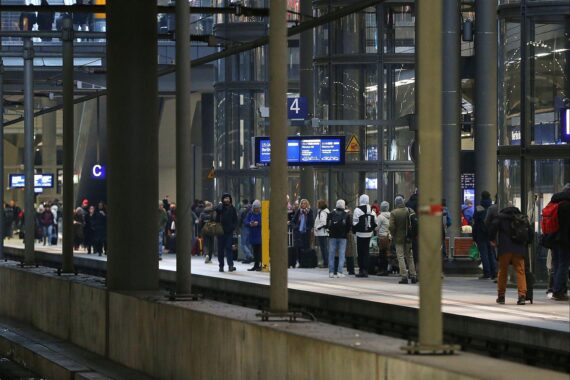 62-jährige mutmaßliche Diebin am Berliner Hauptbahnhof festgenommen, Bundespolizei im Einsatz (Archivfoto).