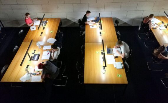 Studenten in einer Bibliothek, BAföG-Reform: Dorothee Bär und Studierende als Motiv (Archivfoto).