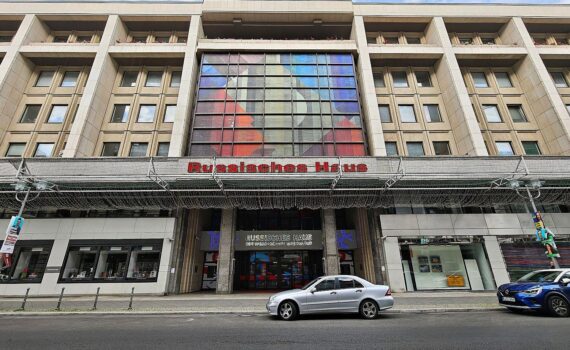Russisches Haus in Berlin, Friedrichstraße, nach Drohnenanschlag am Leipziger Flughafen: mögliche Sanktionen.