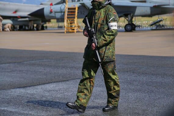 Bundeswehr-Soldat (Archiv) und Drohnenbedrohung im Kontext des Ukraine-Kriegs und hybrider Angriffe.