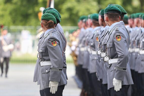Bundeswehr-Soldaten im Archiv: Reservisten sollen früher Wehrdienstleistende wieder für Übungen gewinnen.