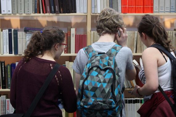 Jugendliche Leser im Archiv: Bundeszentrale für politische Bildung setzt künftig neue Schwerpunkte.