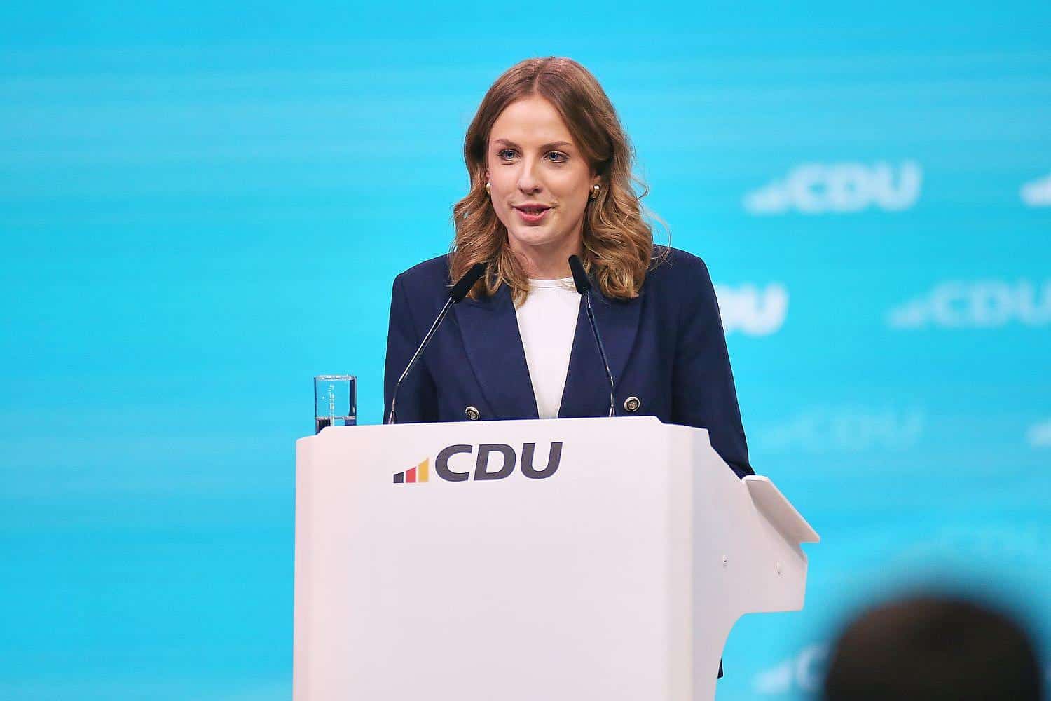 Wiebke Winter (CDU) im Archivfoto, politisch berichtend vor Hintergrund, Fokus auf Kanzlertausch und Bundespräsidentenwahl.