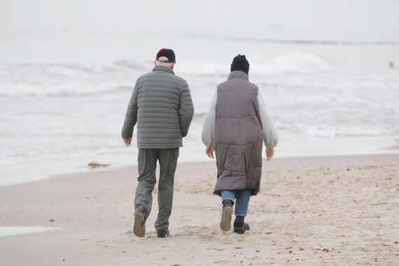 Auf dem Beitragsbild: Strand (Archiv) im Hintergrund, darüber politische Diskussion zur CDU-Rentenreform (schwarz-rot).