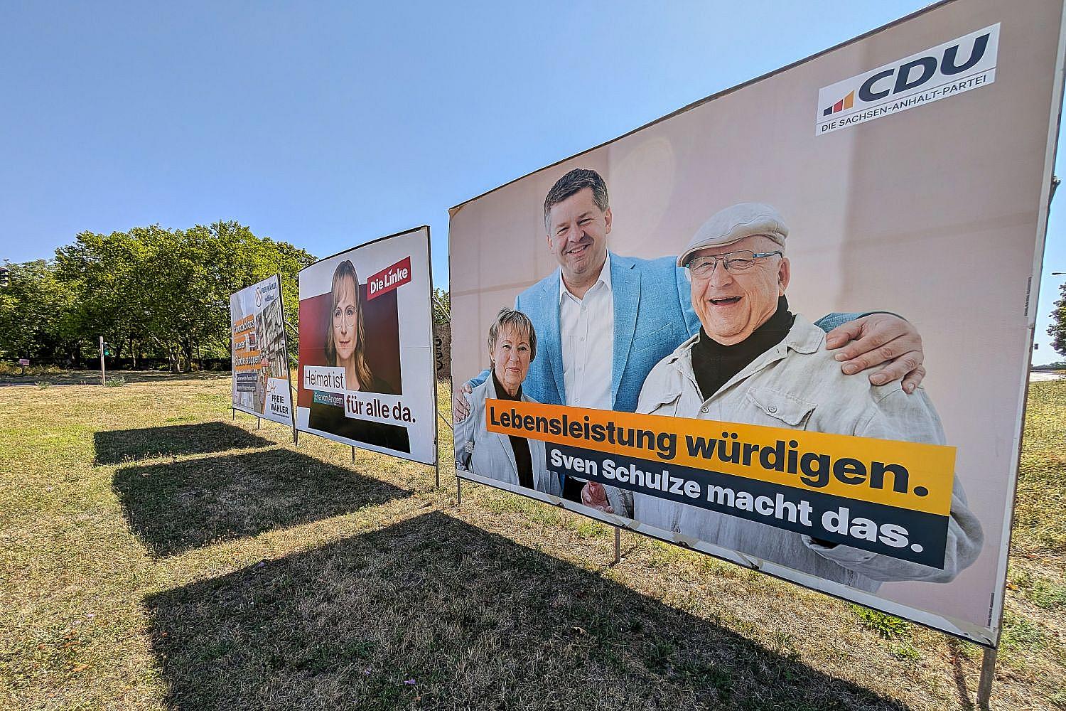 Wahlplakate vor einer Landtagswahl in Sachsen-Anhalt (Archiv), im Hintergrund Plakate mehrerer Parteien.