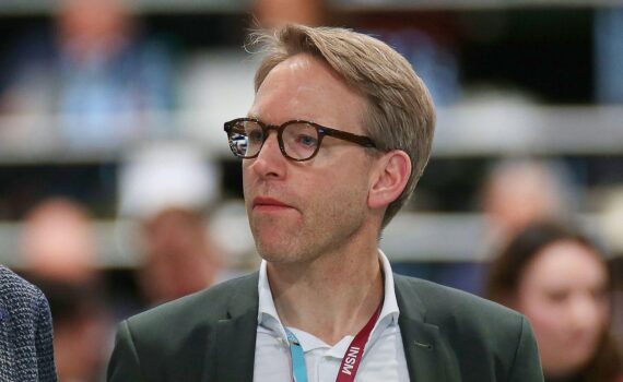 Marc Henrichmann (CDU) fordert stärkere Drohnenabwehr und Schutz kritischer Infrastruktur am Flughafen Leipzig.