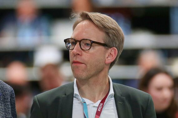 Marc Henrichmann (CDU) fordert stärkere Drohnenabwehr und Schutz kritischer Infrastruktur am Flughafen Leipzig.