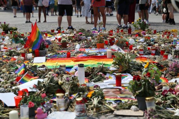 Trauernde Menschen nach CSD-Anschlag in Berlin, Innenminister Dobrindt fordert härtere Maßnahmen.