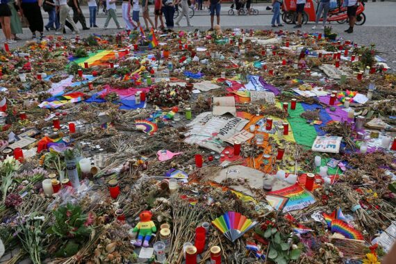 Trauernde Szene nach CSD-Anschlag in Berlin, schwarz-rote Stimmung, Foto: dts Nachrichtenagentur.