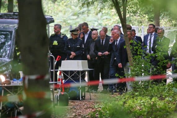 Alexander Dobrindt und Kai Wegner am Tatort der CSD-Todesfahrt.
