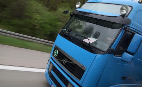 LKW im Archiv, Niedrigwasser bedroht Lieferketten: Forderung nach Lockerung des Sonntagsfahrverbots.