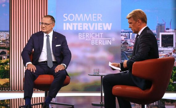Tino Chrupalla und Markus Preiß im Interview, Blick auf die AfD-Klimawandel-Debatte.