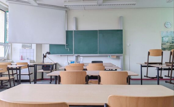 Klassenraum in einer Schule (Archiv): Schüler und Lehrkraft, Symbol für Bildungsdebatte und Unterrichtspolitik.