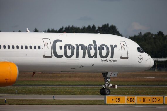 Condor-Chef Peter Gerber vor einem Condor-Flugzeug im Archiv: keine sinkenden Ticketpreise, Ausbau von Zubringerflügen.