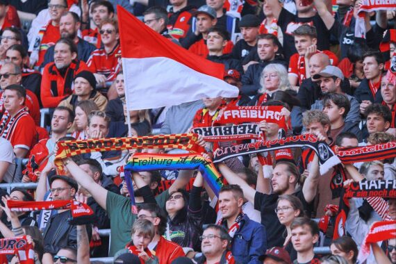 SC Freiburg-Fans (Archiv) bei Auslosung: Begegnung gegen AS Monaco in der Conference League.