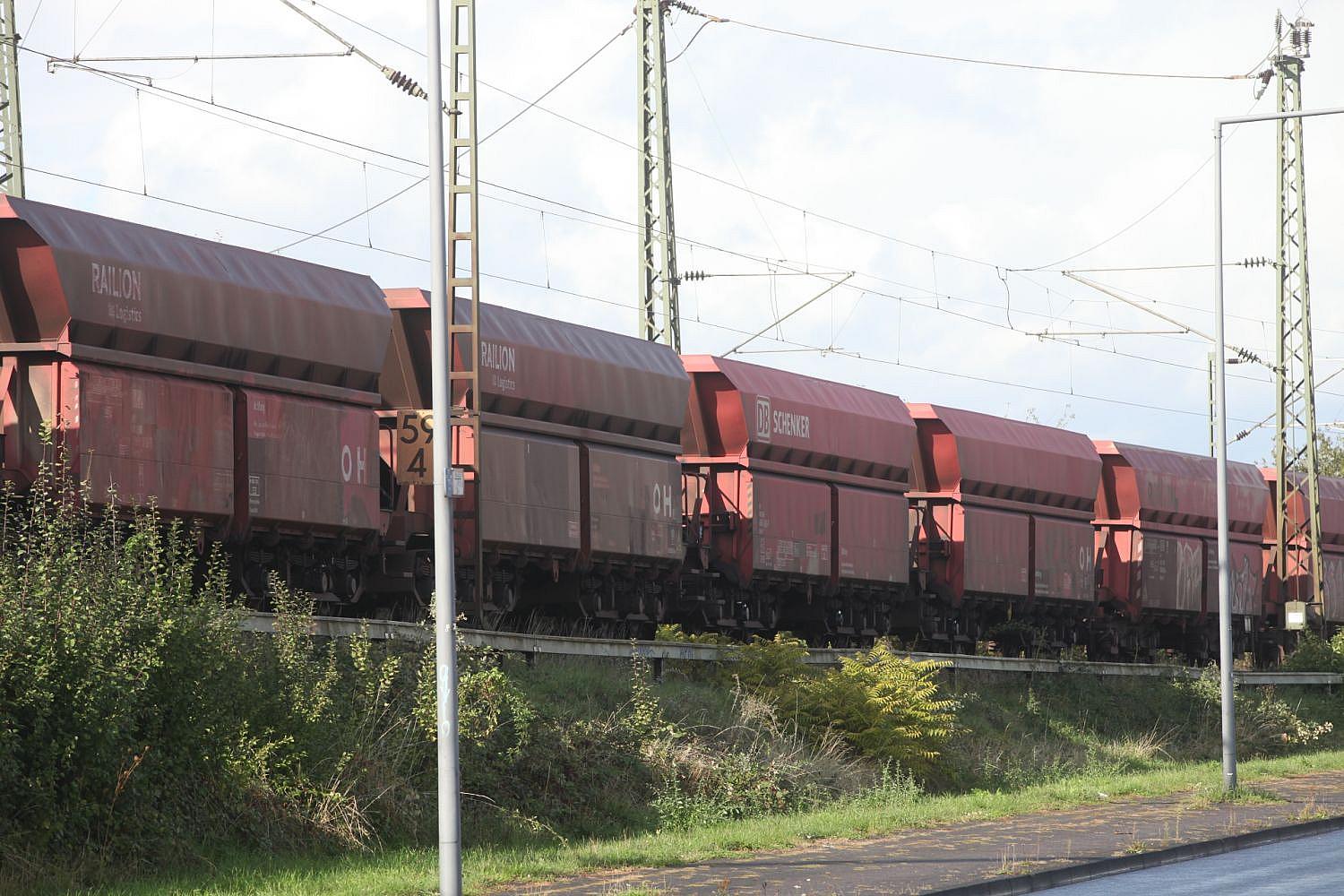 Güterzug mit Güterwaggons; Archivfoto, Deutsche Bahn reaktiviert wegen Niedrigwasser mehr Transportkapazitäten.