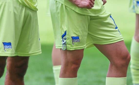 Hertha-BSC-Spieler im Fußballstadion nach Elfmeterschießen, Blick auf Sieg und Siegesjubel.