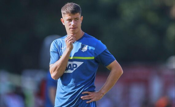 Adam Hlozek im Trikot von Hoffenheim (Archivfoto) vor Spielkulisse zum DFB-Pokal-Sieg 4:0.