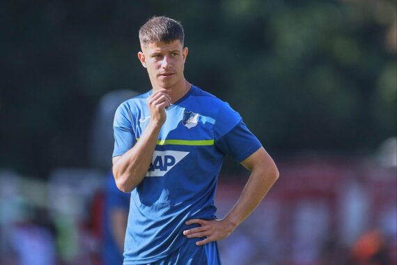 Adam Hlozek im Trikot von Hoffenheim (Archivfoto) vor Spielkulisse zum DFB-Pokal-Sieg 4:0.