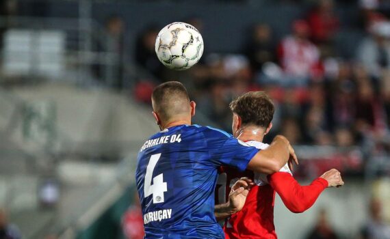 Fußball: Hallescher FC gegen Schalke 04, Spielstand 5:2, Verlängerung—Schalker jubeln.