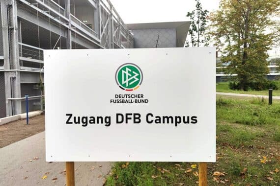 DFB-Zentrale im Archiv: DFB- und FIFA-Streit um Infantino-Aufklärung, Konsequenzen und Transparenz.