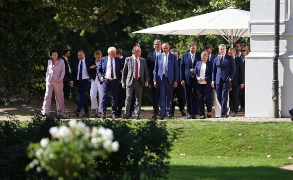 Kabinettsklausur im Schloss Neuhardenberg: deutsche Regierungsrunde vor Reformforderungen der DIHK.