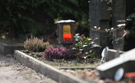 Überhitzter Friedhof (Archiv): Statement zu Hitzetoten, Klimaschutzplan und Schutz vulnerabler Menschen in Deutschland.