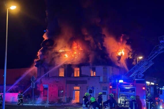 Feuerwehr im Einsatz nach Gebäudebrand: Dachstuhl eines Mehrfamilienhauses in Pratau komplett ausgebrannt.