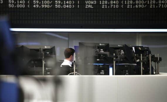Frankfurter Börse: DAX fällt, Eurokurs leicht höher, Brentöl steigt—Händlerstimmung zwiespältig.