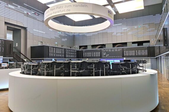 Frankfurter Börse: Dax im Plus, freundlich nach Ifo-Index; Euro kaum verändert, Ölpreis fällt.