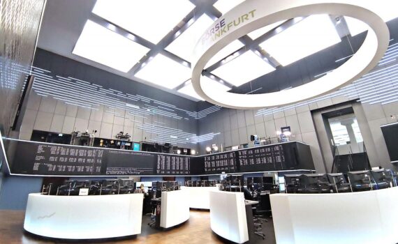 Frankfurter Börse: Blick auf den DAX, nachgebende Kurse, Händler; Euro, Gold und Öl im Fokus.