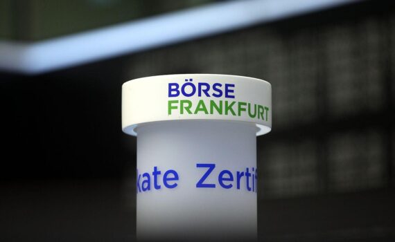 Frankfurter Börse: DAX im Minus, Blick auf Kursmonitor; Euro schwächer, Ölpreis steigt.