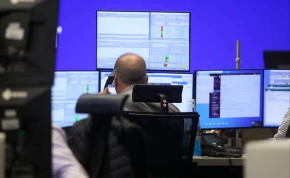 Frankfurter Börse: DAX nahezu unverändert, Gold im Aufwind, Öl fällt, Euro schwächer, Analysten blicken auf Nvidia.
