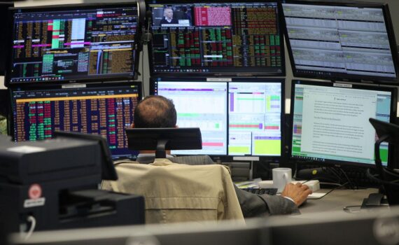 Frankfurter Börse: DAX sinkt um 0,3 Prozent, schwankender Handel, Gas- und Ölpreise fallen leicht.